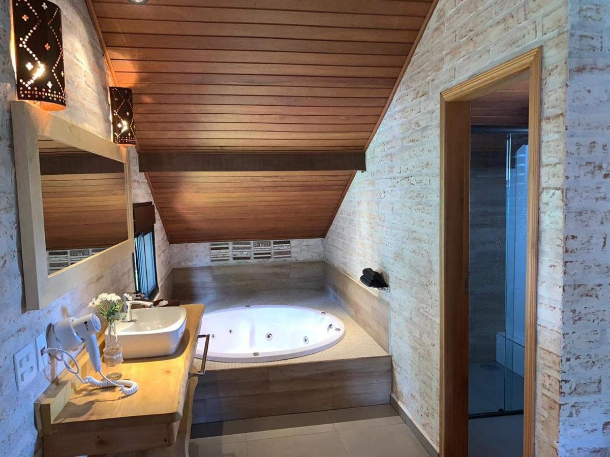 Quarto Queen com Banheira de Hidromassagem